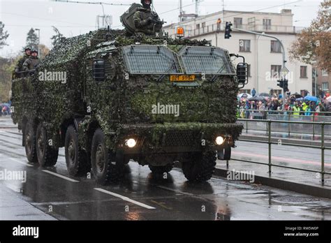 Europ Ische Stra E Prague October Soldaten Der Tschechischen Armee Reiten Rad Mortar