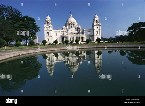 Victoria Memorial Large White Marble Building Museum Reflection In