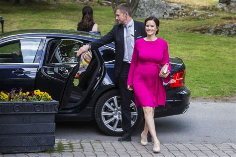 E spunta per la prima volta il pancino arrotondato della terza. Sofia Hellqvist incinta mostra il pancione: la moglie del principe Carl Philip di Svezia aspetta ...