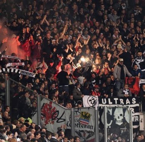 A wrongfully expelled harvard undergrad moves to london, where he is introduced to the violent underworld of football hooliganism. Fußball-Bundesliga: Frankfurter Hooligans überfallen ...