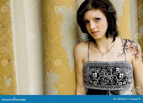 Femme Sexy Avec Le Tatouage Dans La Robe Photo Stock Image Du Fille