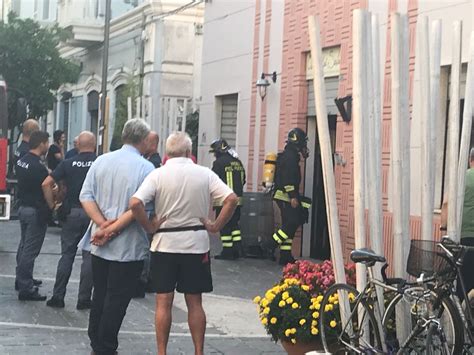 May 25, 2021 · sembrano immagini prese da un film: Pescara, incendio in pieno centro dietro al ristorante l ...