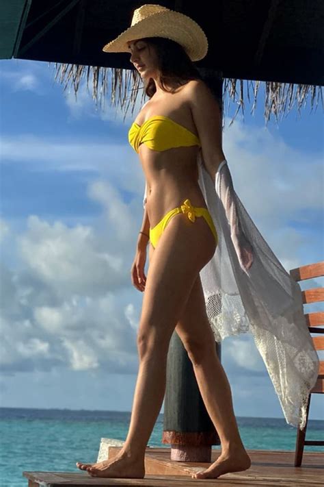 Kiara Advani Bold And Glamorous Photo In Yellow Bikini Goes Viral Sexiezpix Web Porn
