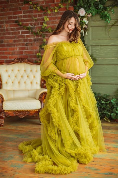 plus size maternity photo shoot set a trend with these 9 couple maternity shoot ideas