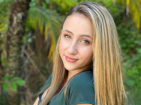 Interview With Disneys “sydney To The Max” Actress Ava Kolker Naluda