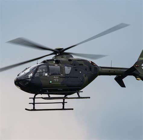 Zwischen den ortschaften schwarz und sachsendorf kam es zu einem folgeschweren unfall. Bundeswehr-Hubschrauber in Aerzen in Niedersachsen ...