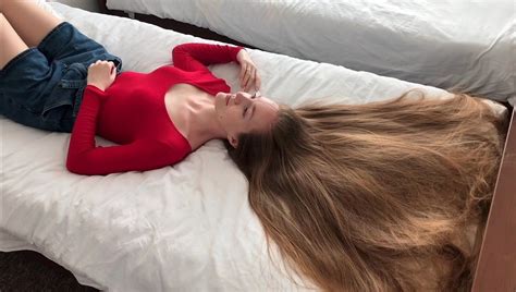 Video Orysya S Bed Realrapunzels Long Hair Styles Playing With Hair Long Hair Play