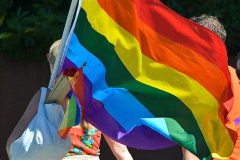 Find the perfect regenbogenfahne stock photos and editorial news pictures from getty images. Regenbogenfahne vor dem Rathaus zur Pride Week - Unterwegs ...