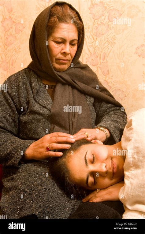 Trazos De La Madre De Su Hija Enferma De Pelo En Kabul Fotografía De