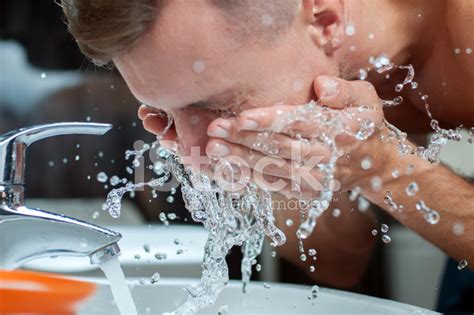 그의 얼굴을 씻는 목욕탕에 있는 남자 스톡 사진 Freeimages