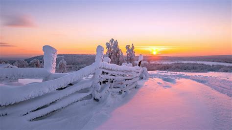 Обои красивый зимний пейзаж на закате сугробы снега на рабочий стол