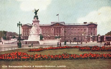 Vintage Postcard Buckingham Palace And Victoria Memorial Building London