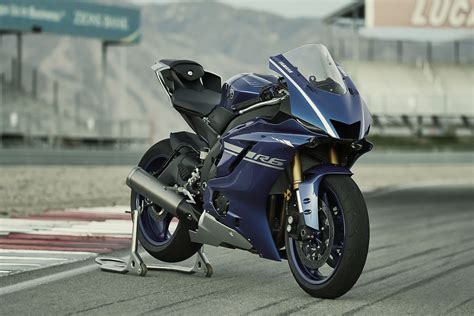 In looking at how it stacked up against the cbr i was reminded of just how much of a. The new 2017 Yamaha YZF-R6 Supersport Bike | BeMoto