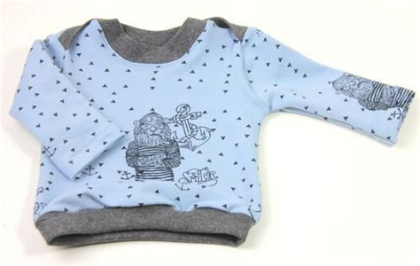 Schnittmuster pullover / ärmelloses top mit rüschen für kinder: Freebie - Kindershirt mit Kreuzausschnitt inkl. Schnittmuster | Kinder shirts, Kinderkleidung ...