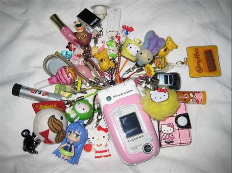 Glitteremojis Sanrio Hello Kitty Phone Charm