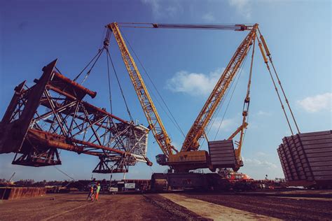 Witness The Power Of The Worlds Tallest Crawler Crane The Liebherr Lr