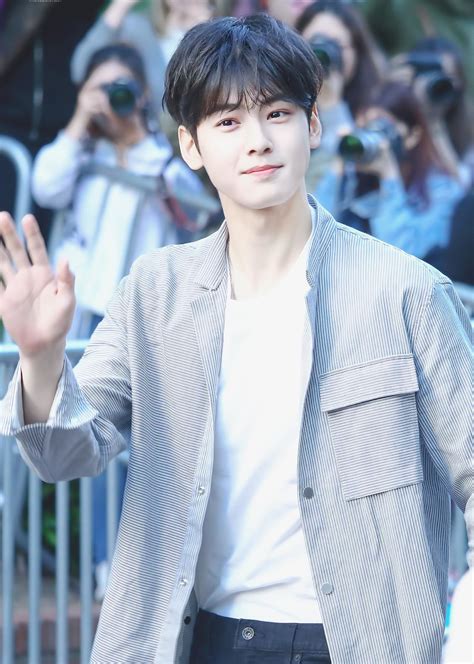 He became one of the public figures as a member of the boy group astro. Cha Eun-woo — Wikipédia