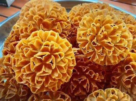 Kuih bunga ros.kuih loyang.kuih goyang.sarang tebuan.apa lagi korang panggil.??.lain tempat lain nama.buat la time bila pun mesti lincin.anak2 ngan suami suka.sorok siap2 takot tak sempat raya buat juga la sikit loyang udang ni. Resepi Mudah Kuih Loyang Atau kuih Rose Ikut Cara Saya ...