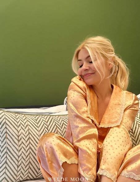 Holly Willoughby Stuns Fans With Barefaced Selfie In Her Pyjamas In 2023 Holly Willoughby