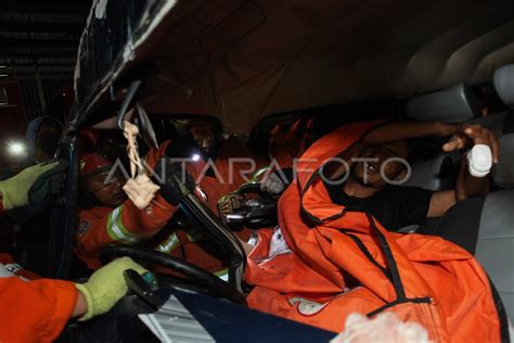Evakuasi Korban Kecelakaan Di Surabaya Antara Foto