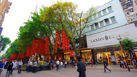 The full length of beijing road runs from guangwei road in the north, to yanjiang middle road in the south and the beijing road commercial pedestrian the street is famous in guangzhou, having a long history dating back to the qing dynasty. Beijing Road Pedestrian Street in Guangzhou, | Expedia