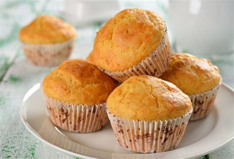 Mein muffin grundrezept mit joghurt und öl lässt sich nach lust und laune variieren! Süße Muffins Grundrezept | Rezept | Lebensmittel essen ...