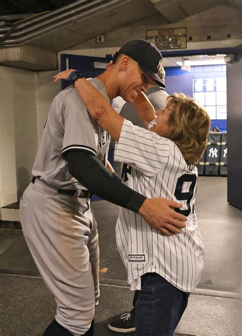 aaron judge hugs his mom in after 61st home run
