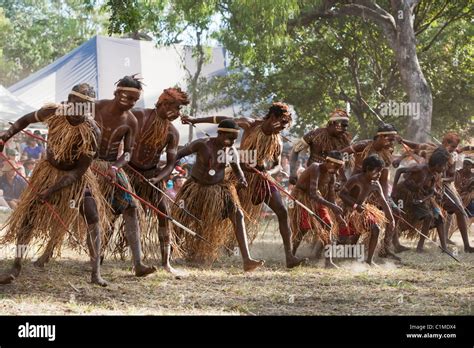 Lockhart River Gemeinschaft Tanzgruppe Beim Laura Aboriginal Dance Festival Laura Queensland