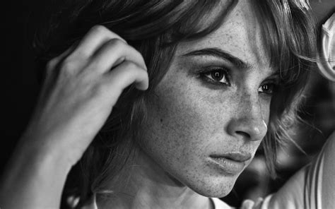 Wallpaper Girl Freckles Face Black And White 2560x1600
