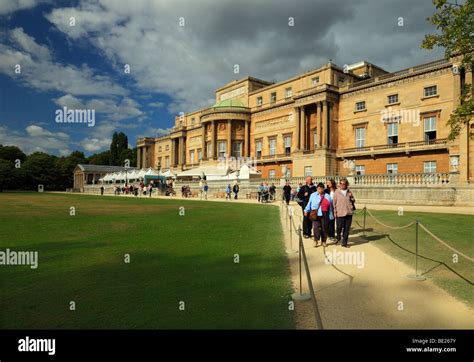 Tourists Visiting Inside Buckingham Palace Hi Res Stock Photography And