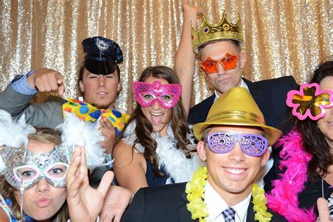 This Is The Easiest Way To Have A Great Wedding Photo Booth