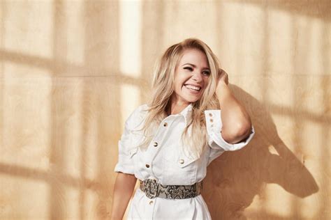 Marina marx hat mit ihrem album „der geilste fehler im letzten jahr ein großartiges debüt hingelegt und landete mit dem album aus dem stand in den top 25 der ein weiterer song des albums ist der track „fahr zur hölle den marina als duett mit karsten walter (ex feuerherz) neu veröffentlicht. Marina Marx stellt ihr Album „Der geilste Fehler" vor ...