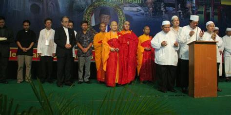 Kata pinjaman bahasa inggris dan bahasa arab kata nama khas benda hidup kata kerja tahun 3 sjkc kata kata ustaz kazim elias kata perintah tahun 2 latihan kata kerja tahun 3 kssr kaum di malaysia kartun kata kata untuk sahabat yang pergi meninggalkan kita. chitra's world: Kondisi Umat Beragama di Indonesia