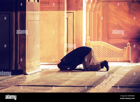 La Oración Musulmana Para Dios En La Mezquita Antiguo Musulmán Iraní Está Arrodillado Orando