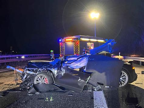 A61 Bei Rheinbach Zwei Schwerverletzte Nach Unfall Mit Audi R8