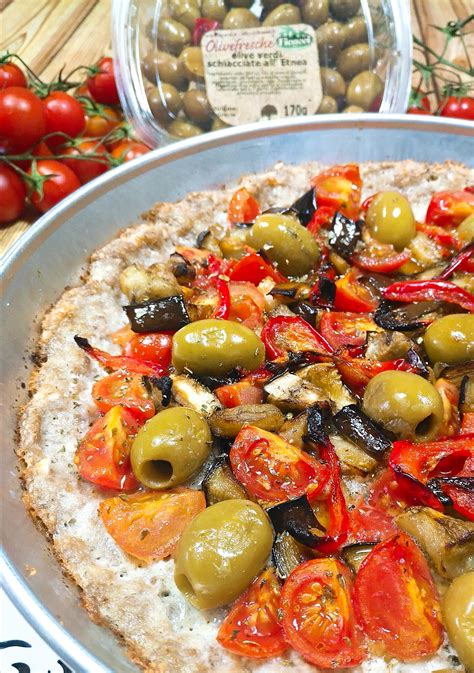 Aggiungiamo la carne macinata di bovino 3 e le uova 4 e il parmigiano grattugiato; Pizza di carne con verdure - Lo shop delle olive da tavola ...