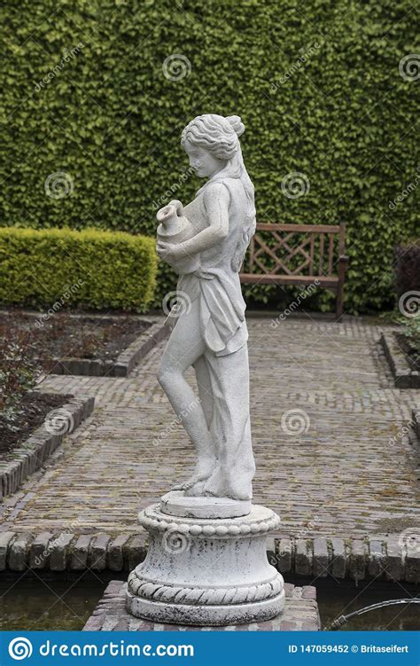 medieval sensual female sculpture in the gardens of castle of arcen netherlands fotografia