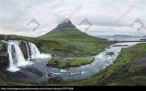 Kirkjufellsfoss Wasserfall Bei Kirkjufell In Island Stock Photo