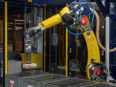 Amazon Unveiled A New Warehouse Robot That Can Identify And Pick 65 Of