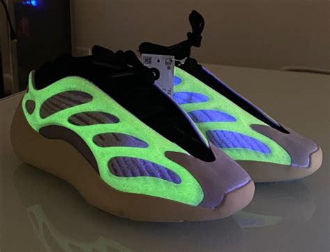 The bootie construction provides a snug fit while the tongue features reflectivity that emits light in darkness. Avis : que vaut la Adidas Yeezy 700 V3 Azael Glow in the ...