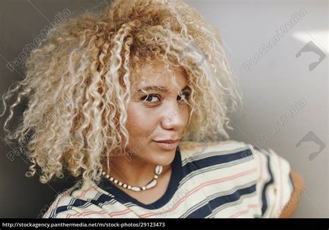 Confident Woman With Blond Curly Hair Taking Selfie Lizenzfreies Bild