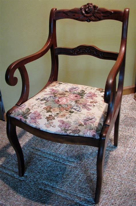 How to restore a old table for beginner. Before - Accent chair, dreary & old fashioned | Proyectos
