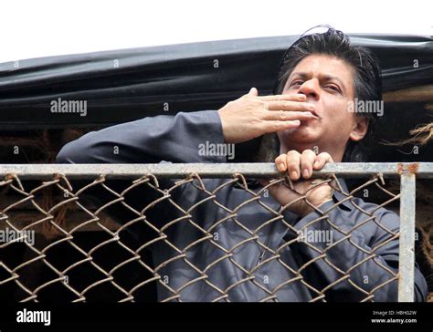 Shah Rukh Khan Retrato De Actor Indio Bollywood Lanzando Un Beso De Vuelo Desde El Balcón De