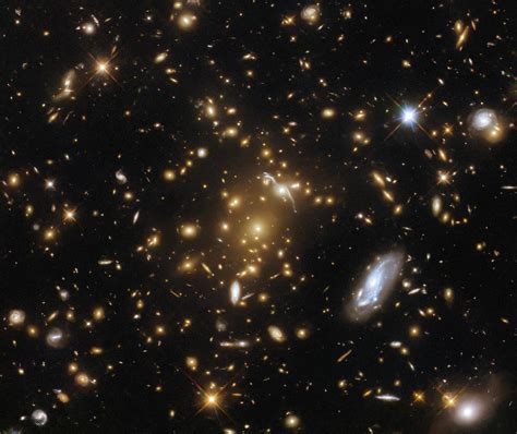 Cosmic Leviathan Hubble Unveils An Exceptionally Massive Galaxy Cluster