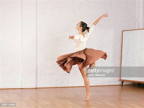 Lifting Skirt ストックフォトと画像 Getty Images