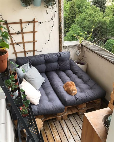 Wood Pallet Day Bed Net Protected Patio To Keep Kitty In And Birds