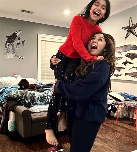 Jersey Shore’s Nicole ‘Snooki’ Polizzi covers her stomach in a baggy