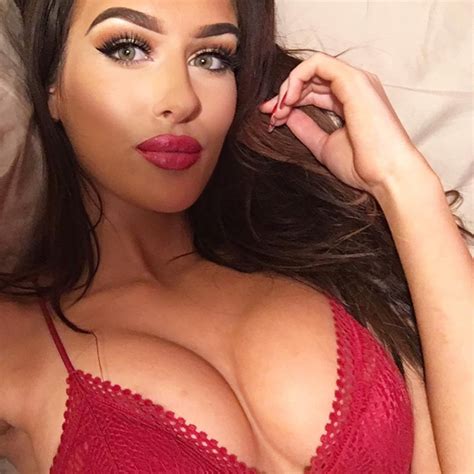 Molly Eskam Cleavage Sexy Youtubers