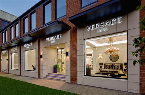 Porcelain, tableware, glass, crystal, cushions, bed linen, bath linen. VERSACE HOME