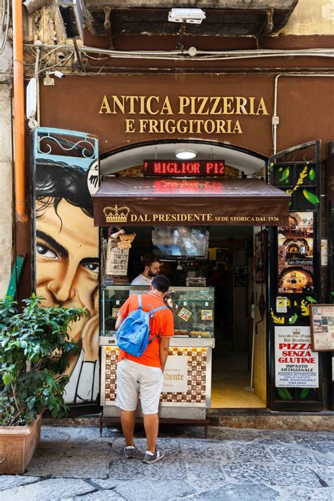 It is no wonder that naples and street food have formed the strongest of marriages, transcending centuries of change. Much more than a great Pizza (con immagini) | Pizza senza ...